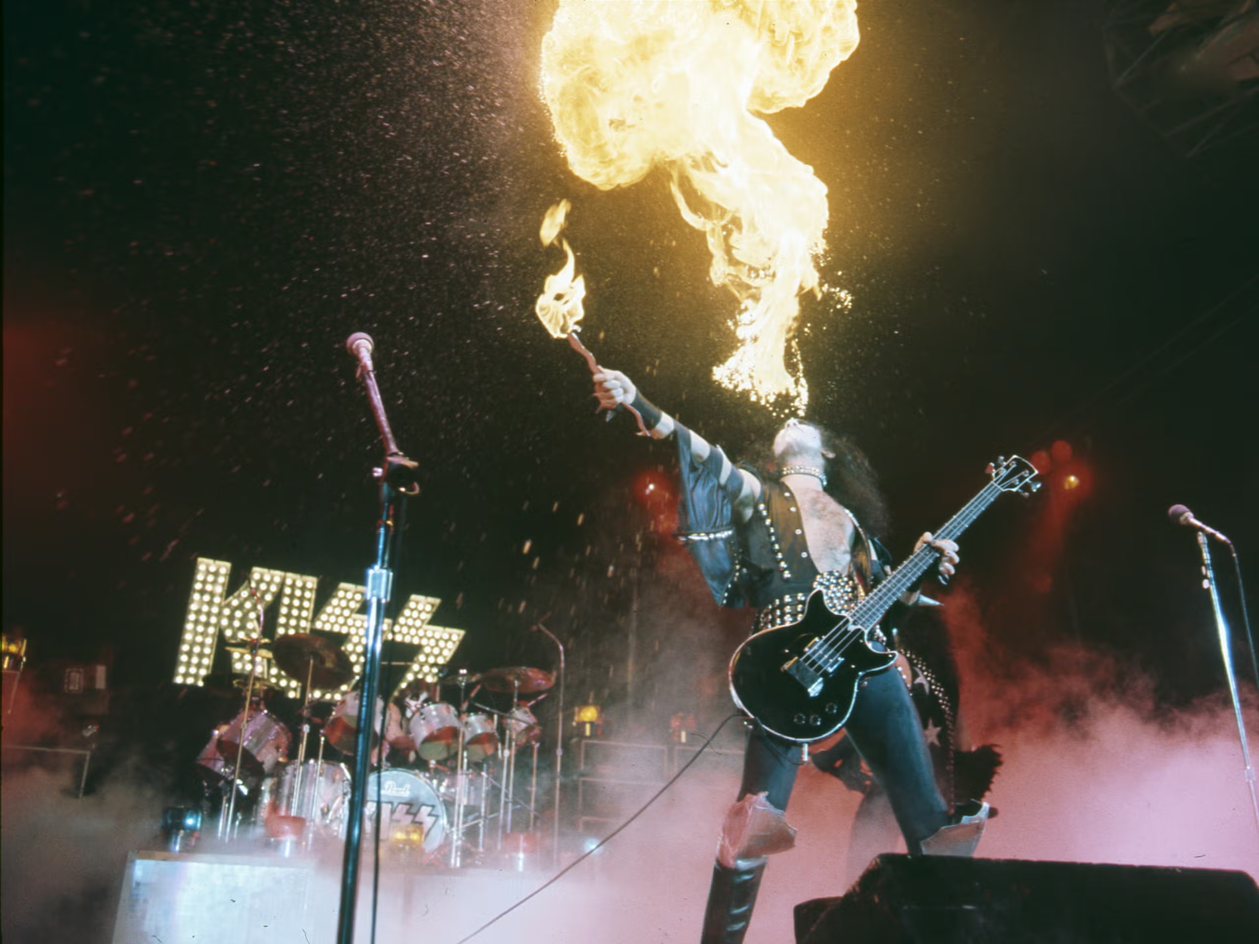 Gene Simmons выдыхает огонь